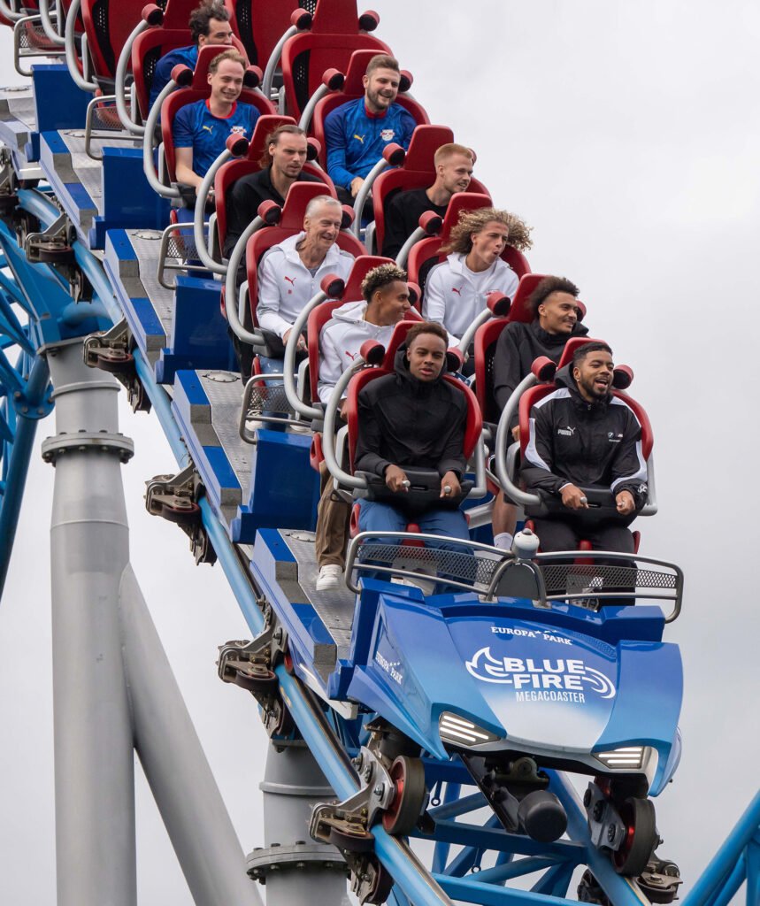Die Spieler von RB Leipzig im "blue fire Megacoaster" © Europa-Park GmbH & Co Mack KG
