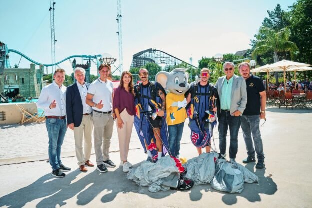 Pfeilschnell! Spektakulärer Wingsuit-Sprung aus dem Europa-Park Zeppelin zum Jubiläum